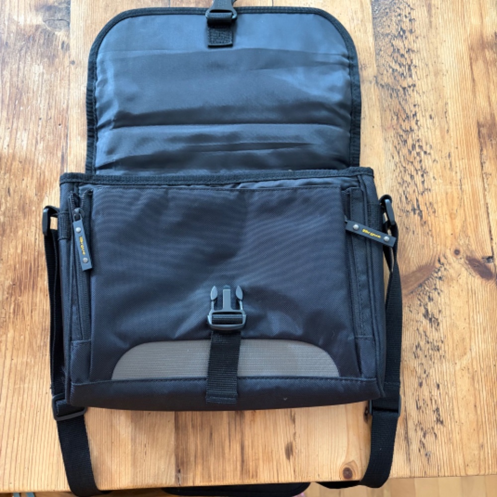 Targus Ipad Bag with strap